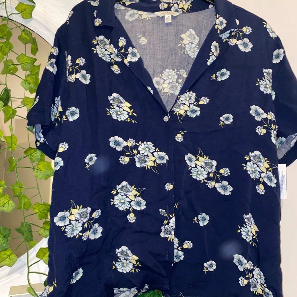 Blue Floral Lucky Brand size large button down blouse.